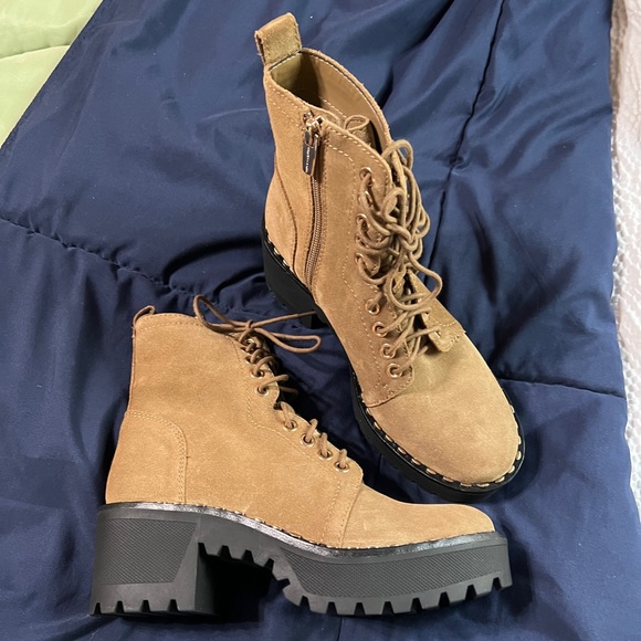 Vince Camuto Heel Booties. Women's size 5.5. - Picture 2 of 9